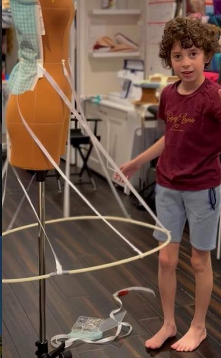 Povestea lui Max Alexander, cel mai tânăr designer care a debutat la Paris Fashion Week. Are doar 10 ani