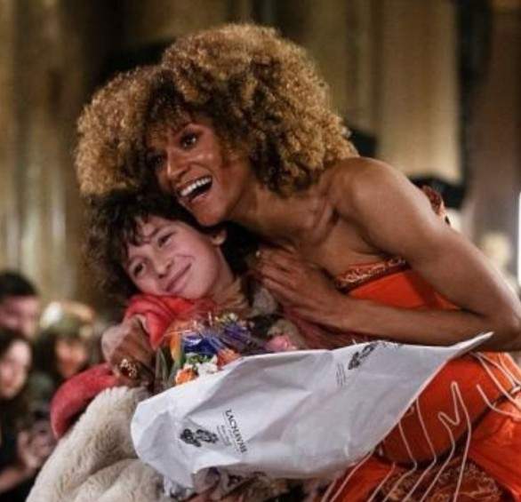 Povestea lui Max Alexander, cel mai tânăr designer care a debutat la Paris Fashion Week. Are doar 10 ani