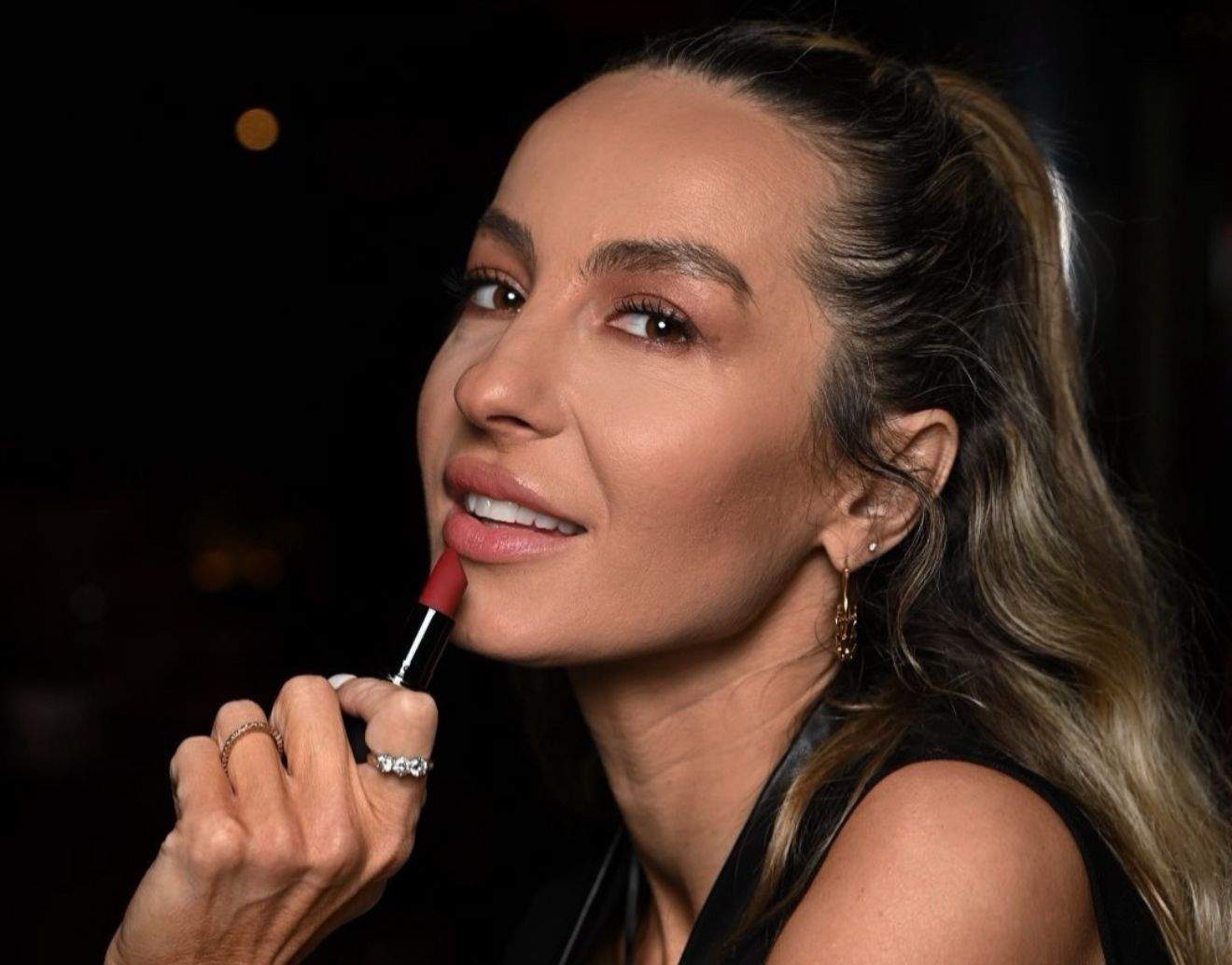 Flavia Mihășan, cu un ruj în mână