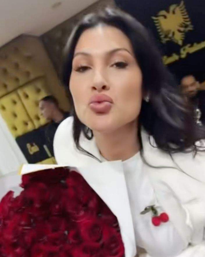 Roxana Dobre, cu un buchet de trandafiri în mână