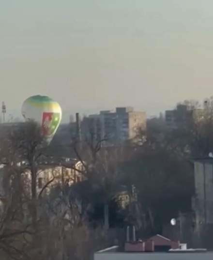Momentul în care un balon cu aer cald lovește o clădire și apoi se prăbușește în centrul orașului. Totul a fost fost filmat 