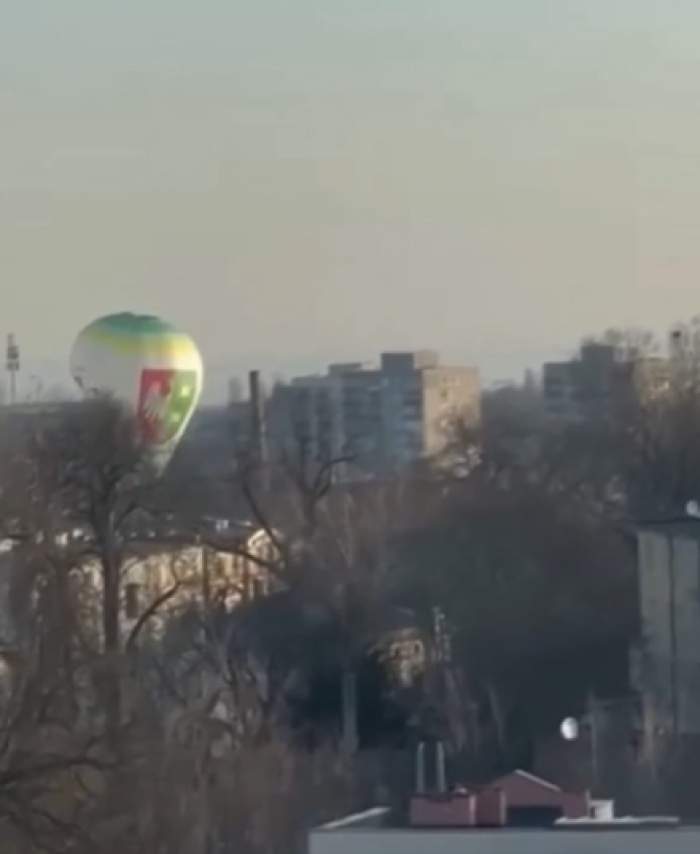 Momentul în care un balon cu aer cald lovește o clădire și apoi se prăbușește în centrul orașului. Totul a fost fost filmat 