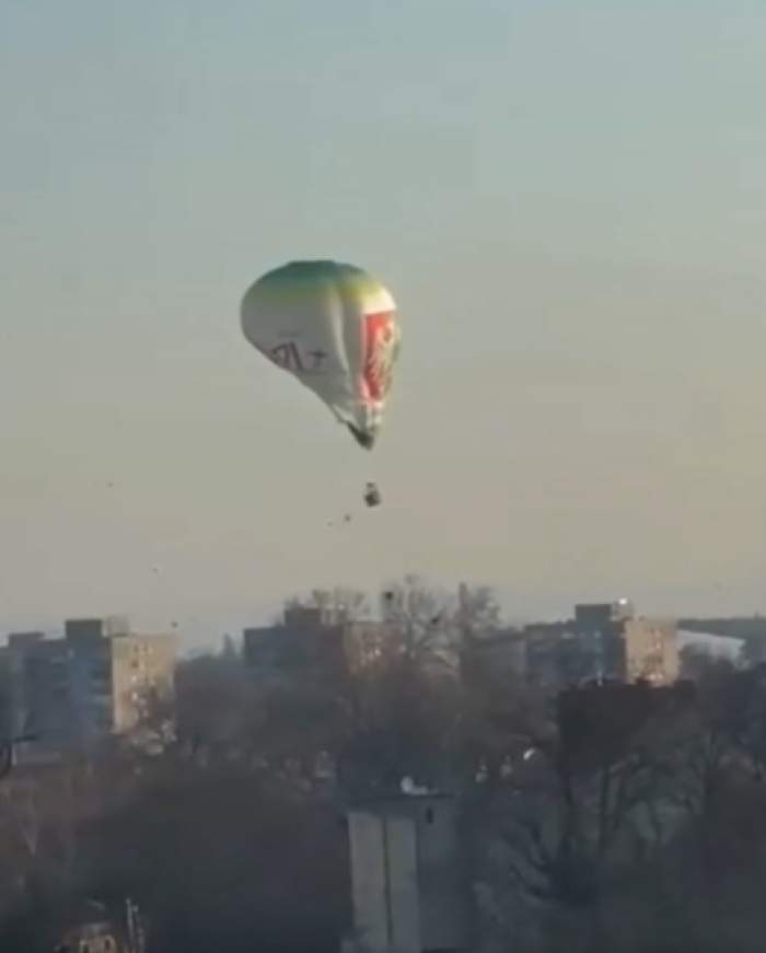 Momentul în care un balon cu aer cald lovește o clădire și apoi se prăbușește în centrul orașului. Totul a fost fost filmat 