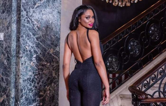 Laurette, într-o rochie