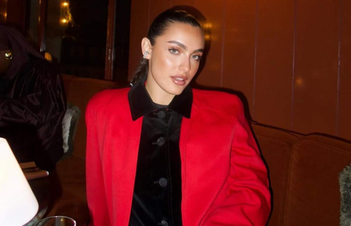 Alexia Eram, îmbrăcată în roșu