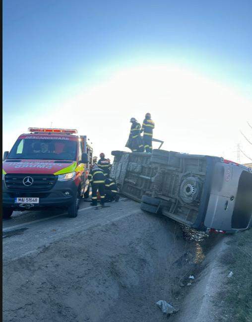 Microbuz cu 10 pasageri, răsturnat în Cluj-Napoca. A fost lovit frontal de o autoutilitară 