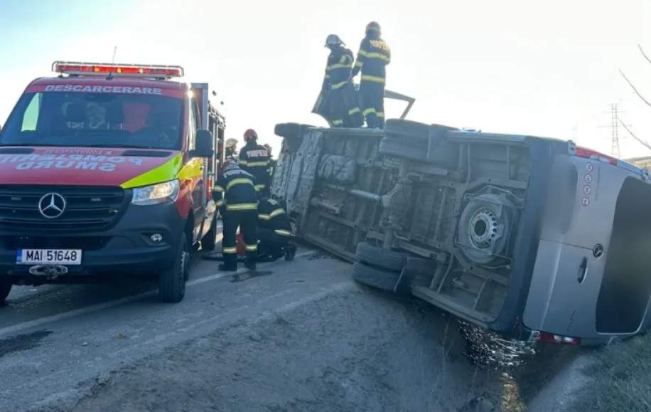 Microbuz cu 10 pasageri, răsturnat în Cluj-Napoca. A fost lovit frontal de o autoutilitară 
