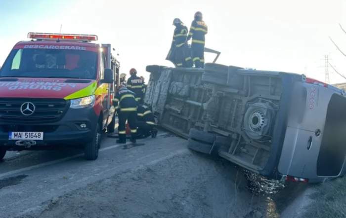 Microbuz cu 10 pasageri, răsturnat în Cluj-Napoca. A fost lovit frontal de o autoutilitară 