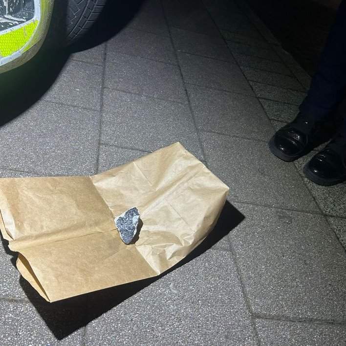 Imagini cu un meteorit care a lovit mai multe case. A făcut o gaură de 30 de centimetri în acoperișul unei locuințe