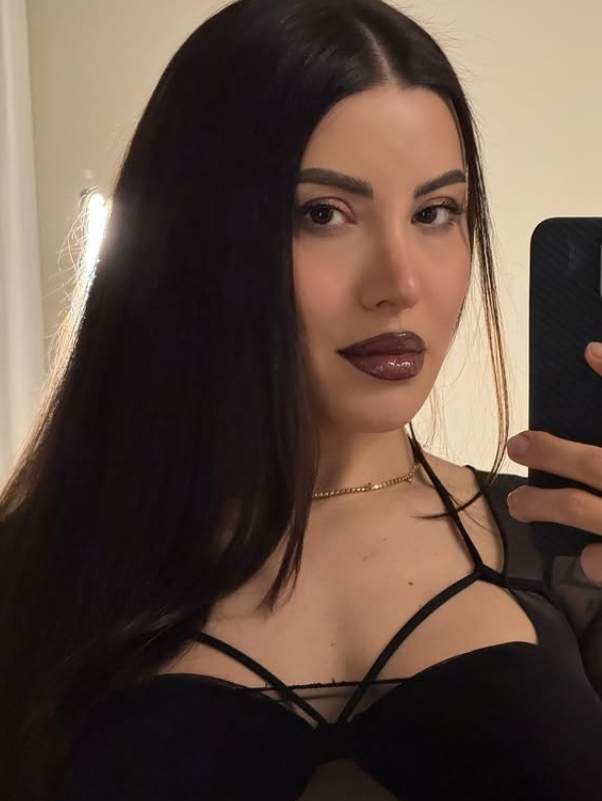 nicoleta nuca selfie in oglinda