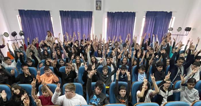 Adevărul despre droguri, la Pitești: campania națională antidrog „Conștient, nu dependet”, în fața a sute de elevi, profesori și părinți