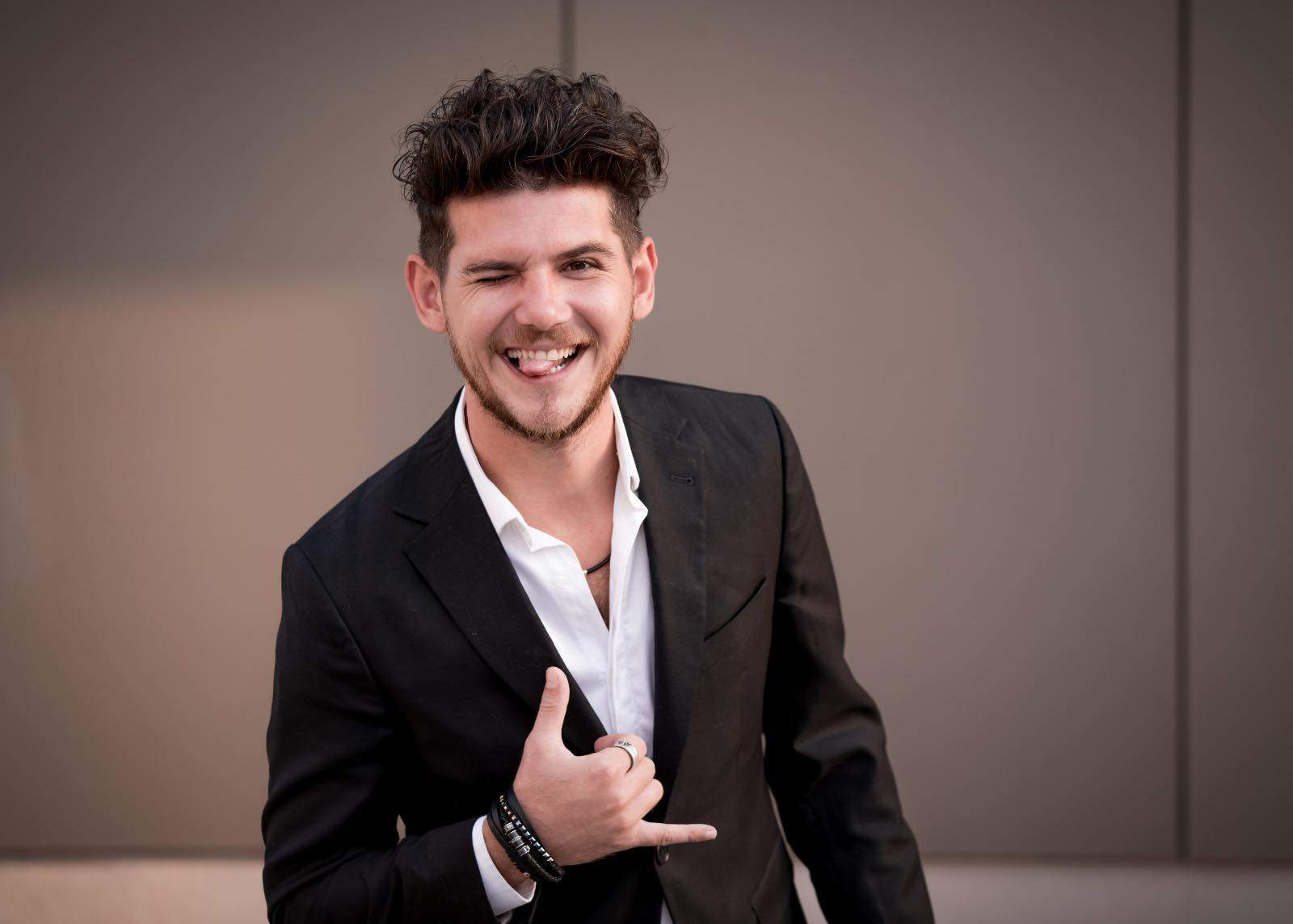 Cuza poarta o tinuta eleganta