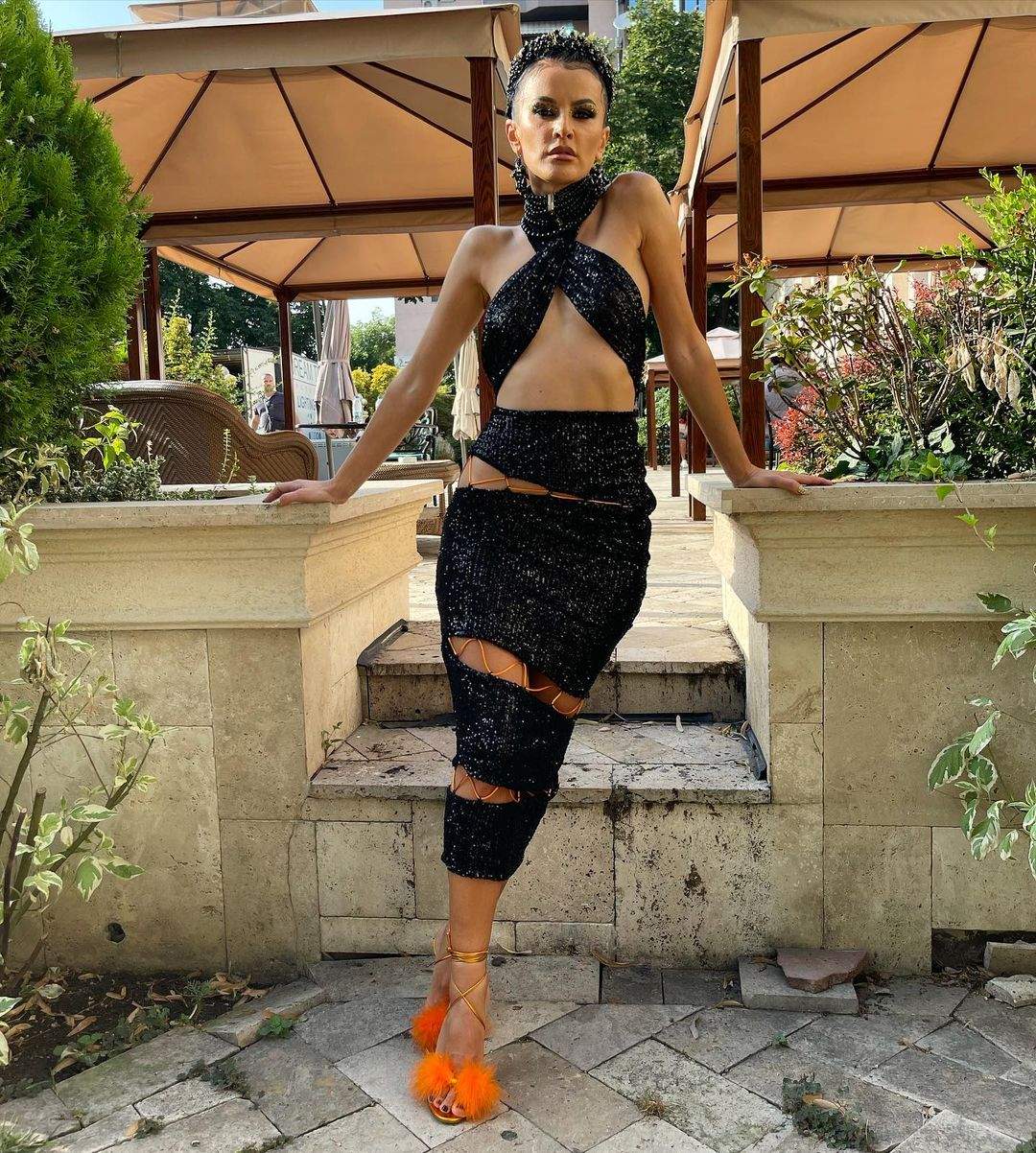 Rux și Opulenta poarta o ținuta sexy