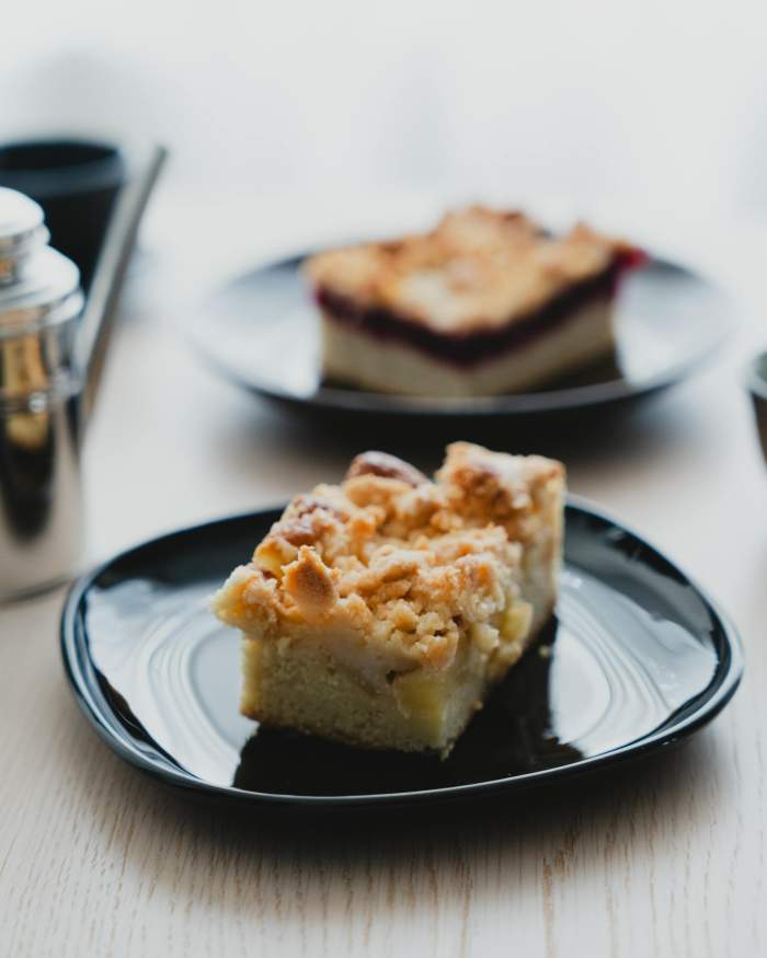 O felie de prăjitură cu mere