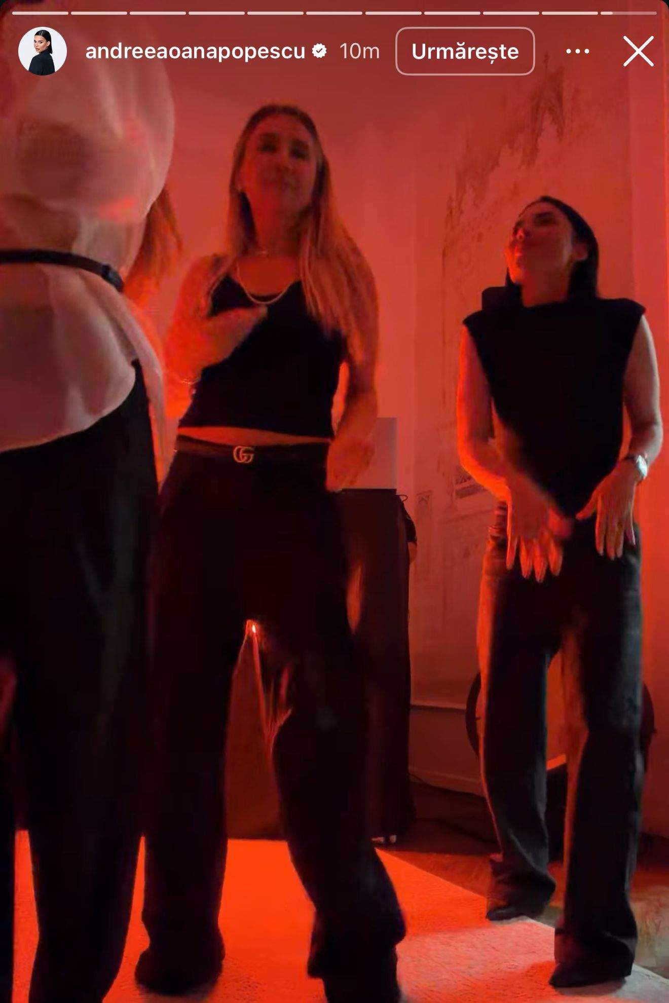 Andreea Popescu dansează cu prietenele