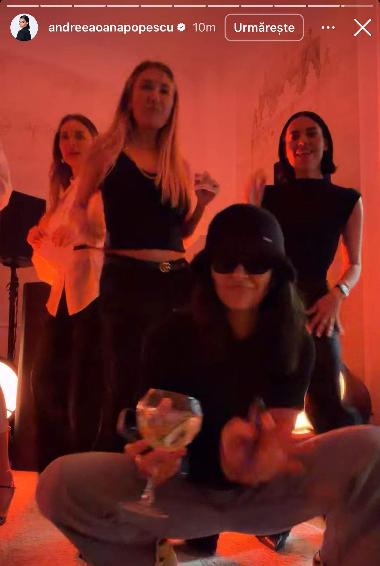 Andreea Popescu, alături de prietenele ei