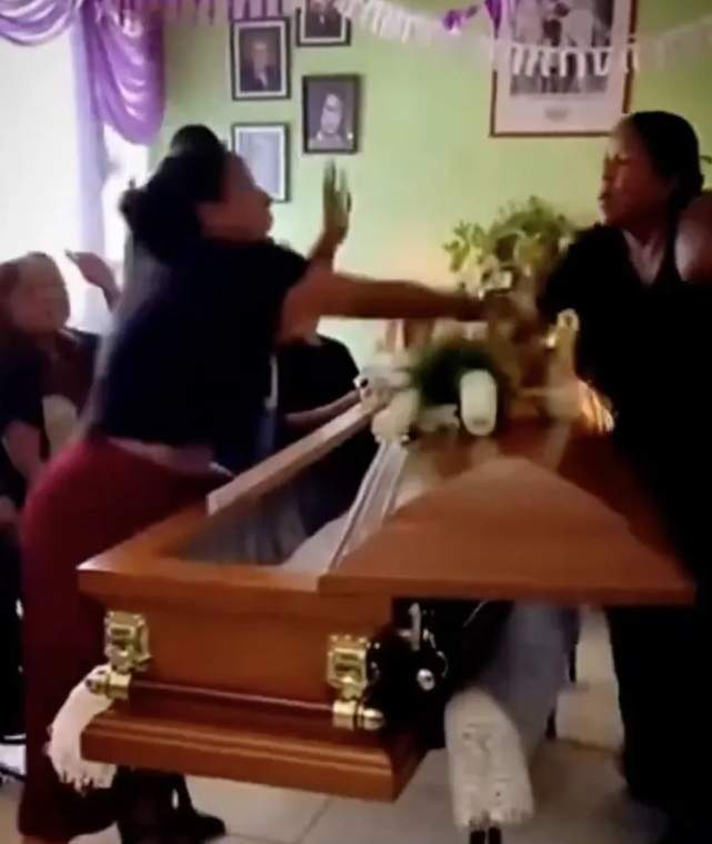 Scene greu de imaginat la o înmormântare. Două femei s-au luat la bătaie, peste sicru. De ce s-a ajuns aici