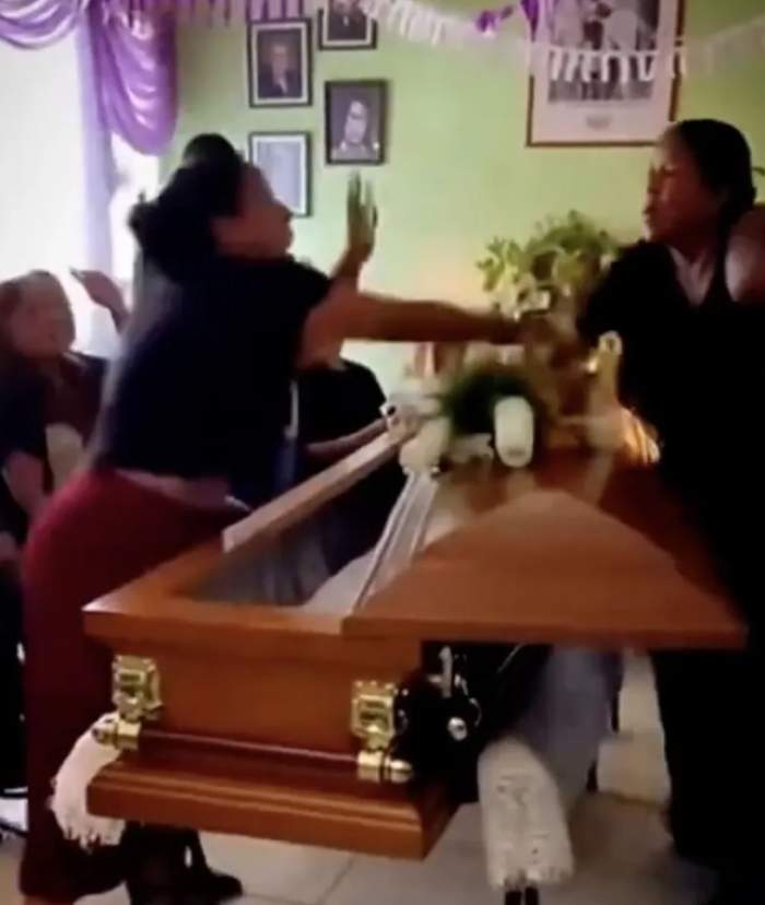 Scene greu de imaginat la o înmormântare. Două femei s-au luat la bătaie, peste sicru. De ce s-a ajuns aici