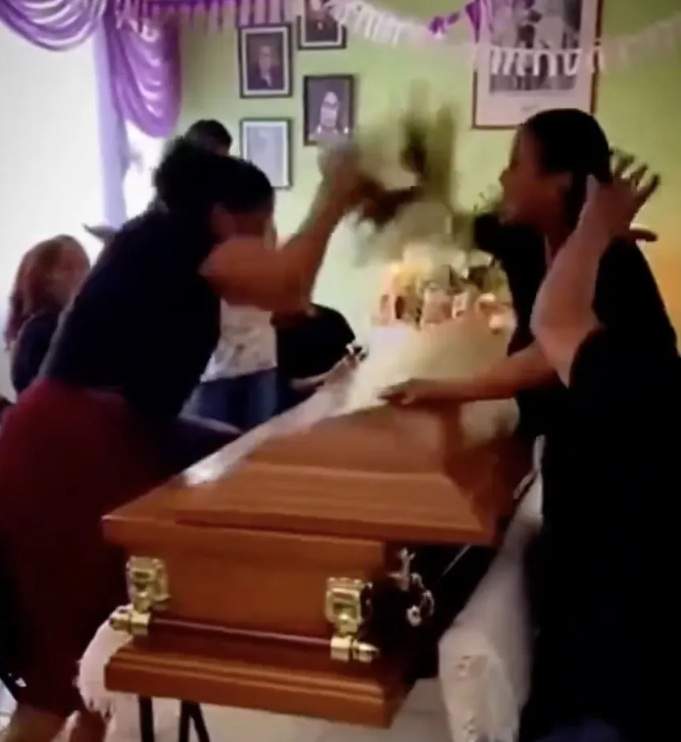 Scene greu de imaginat la o înmormântare. Două femei s-au luat la bătaie, peste sicru. De ce s-a ajuns aici