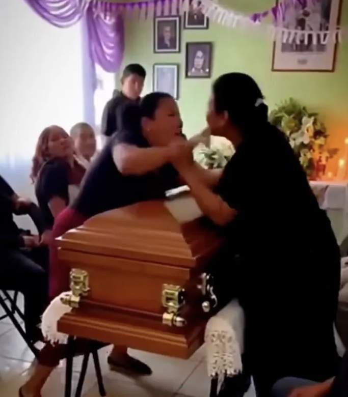 Scene greu de imaginat la o înmormântare. Două femei s-au luat la bătaie, peste sicru. De ce s-a ajuns aici