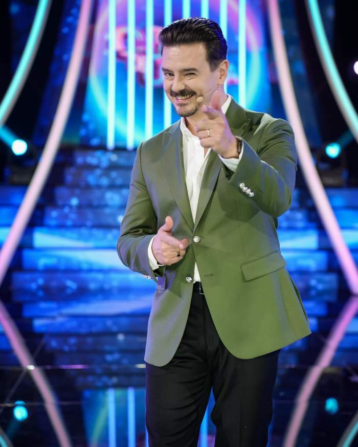 Mihai Petre poartă o ținută de culoare verde
