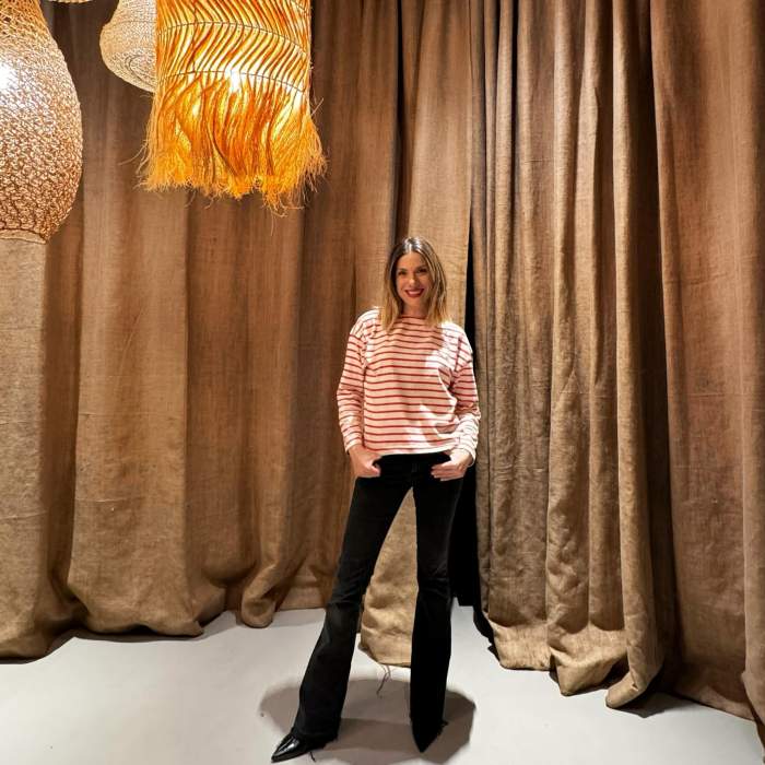 Tily Nicullae cu mâinile în buzunare