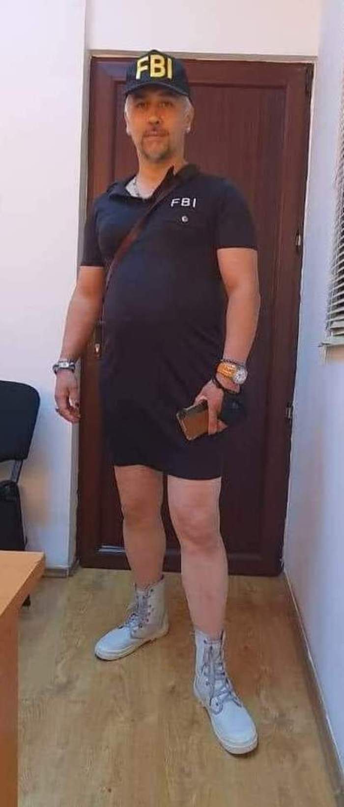 Polițistul în rochiță, îngenuncheat de șef | Nu mai are nicio șansă