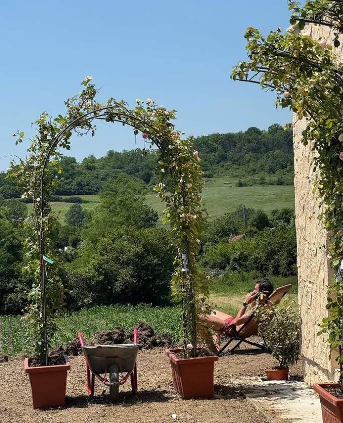 Cum arată casa Adelei și a lui Radu Vâlcan de la Șușani, din afară! Prezentatorul de la Insula Iubirii adoră să petreacă timpul acolo