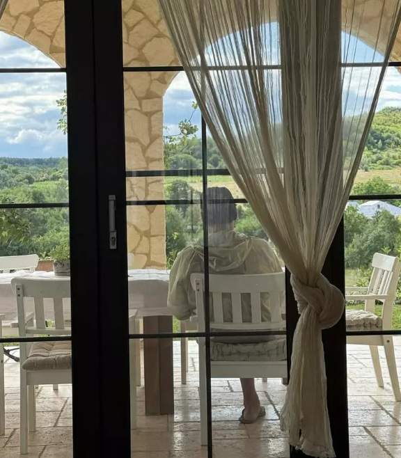 Cum arată casa Adelei și a lui Radu Vâlcan de la Șușani, din afară! Prezentatorul de la Insula Iubirii adoră să petreacă timpul acolo