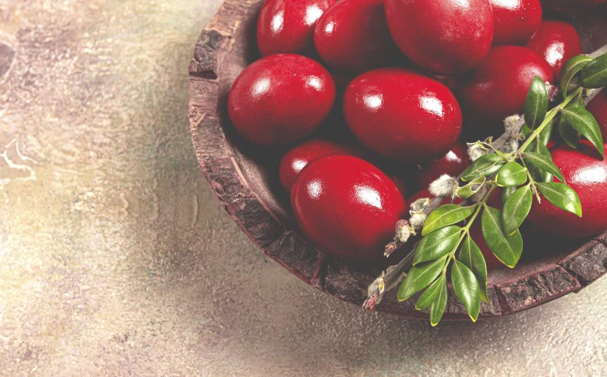 Ouă pictate într-un bol de lemn, roșu, vopsea de roșie pictată, pudră din rădăcini de endro, cu coji de ceapă, vedere de sus, Paște, Georgia