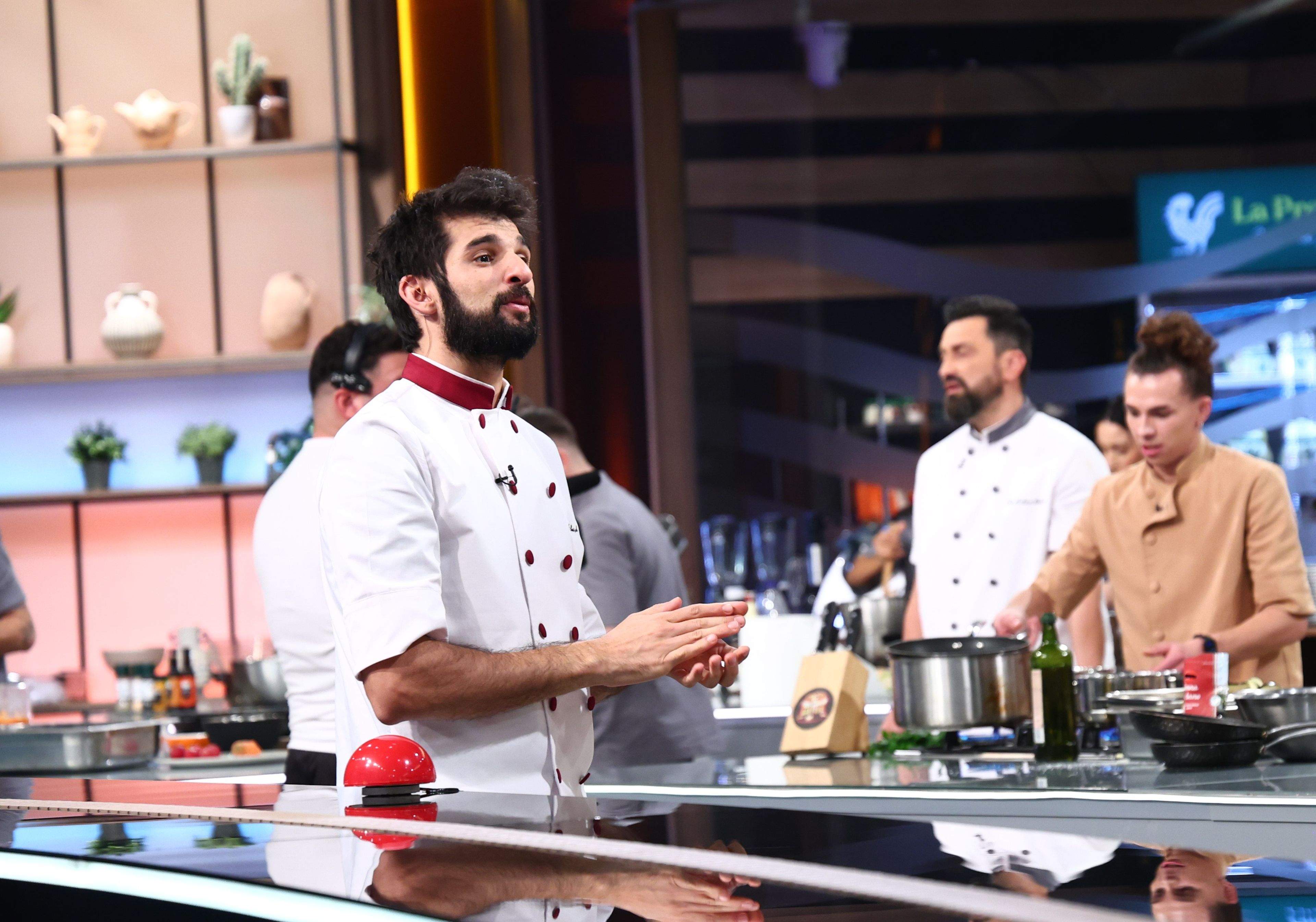 Prima confruntare a echipelor, prima alarmă a amuletei, primii fiori ai probei eliminatorii și un super-avantaj în premieră! Diseară încep battle-urile Chefi la cuțite