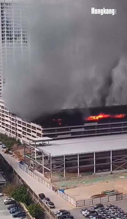 Incendiu puternic la o companie! Un garaj plin cu mașini electrice a fost cuprins de flăcări