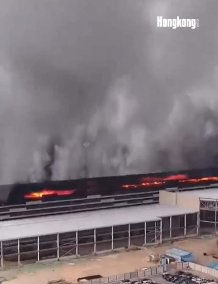 Incendiu puternic la o companie! Un garaj plin cu mașini electrice a fost cuprins de flăcări