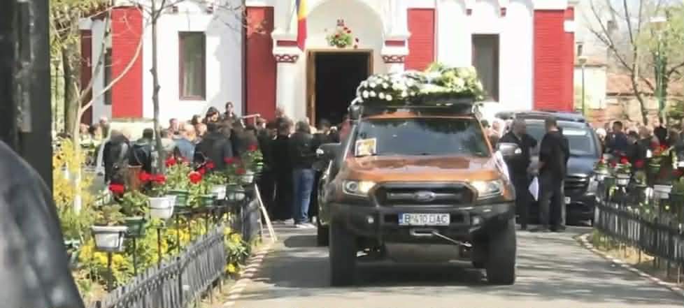 Primele imagini de la înmormântarea lui Mihai, tânărul de 20 de ani mort în accidentul cumplit din pădurea Snagov
