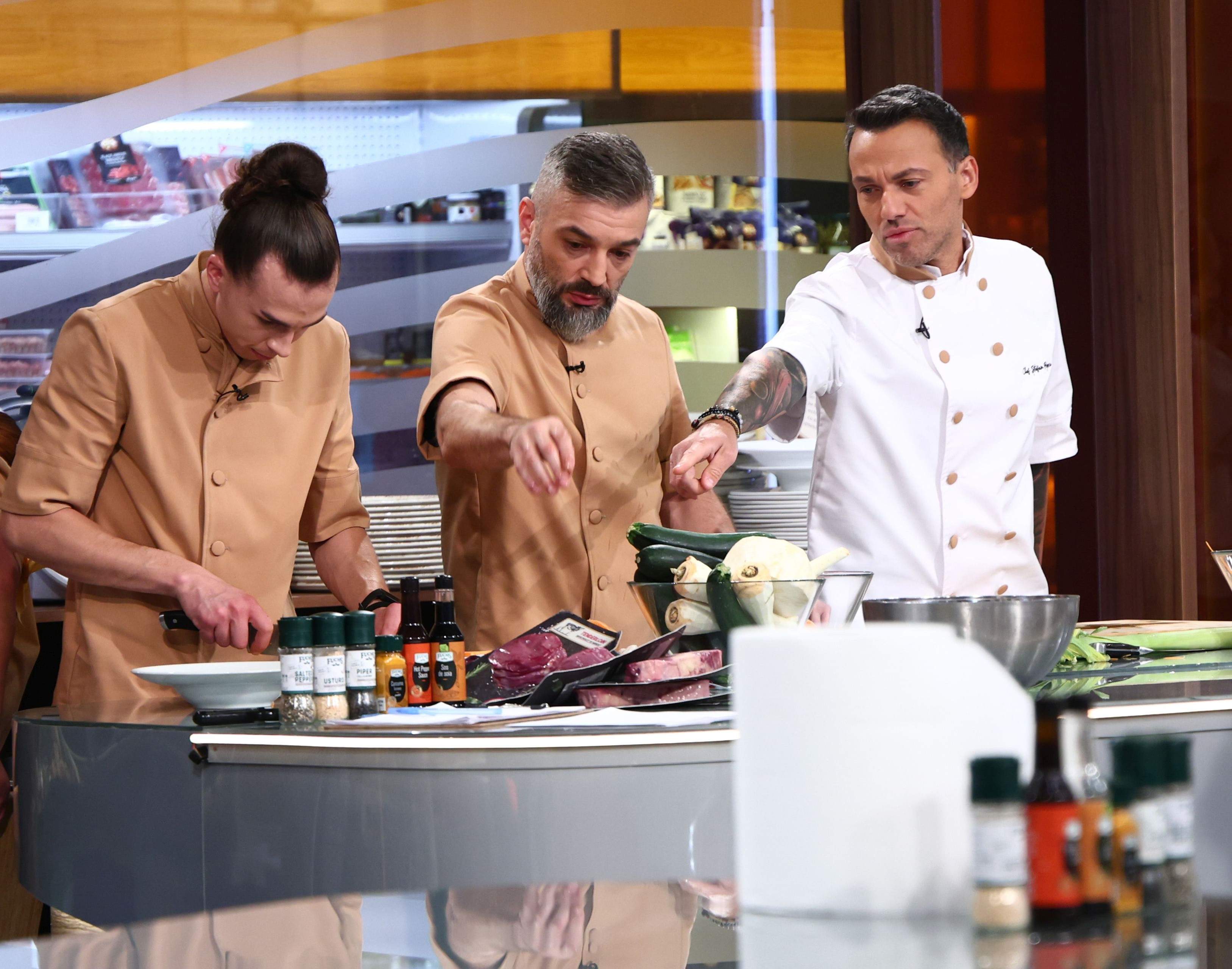 Chefi la cuțite, lider de audiență. Echipa lui Chef Orlando, din nou victorioasă. Diseară, confruntare intensă: Irina pune în joc puterea de a bloca cuțitele de aur!