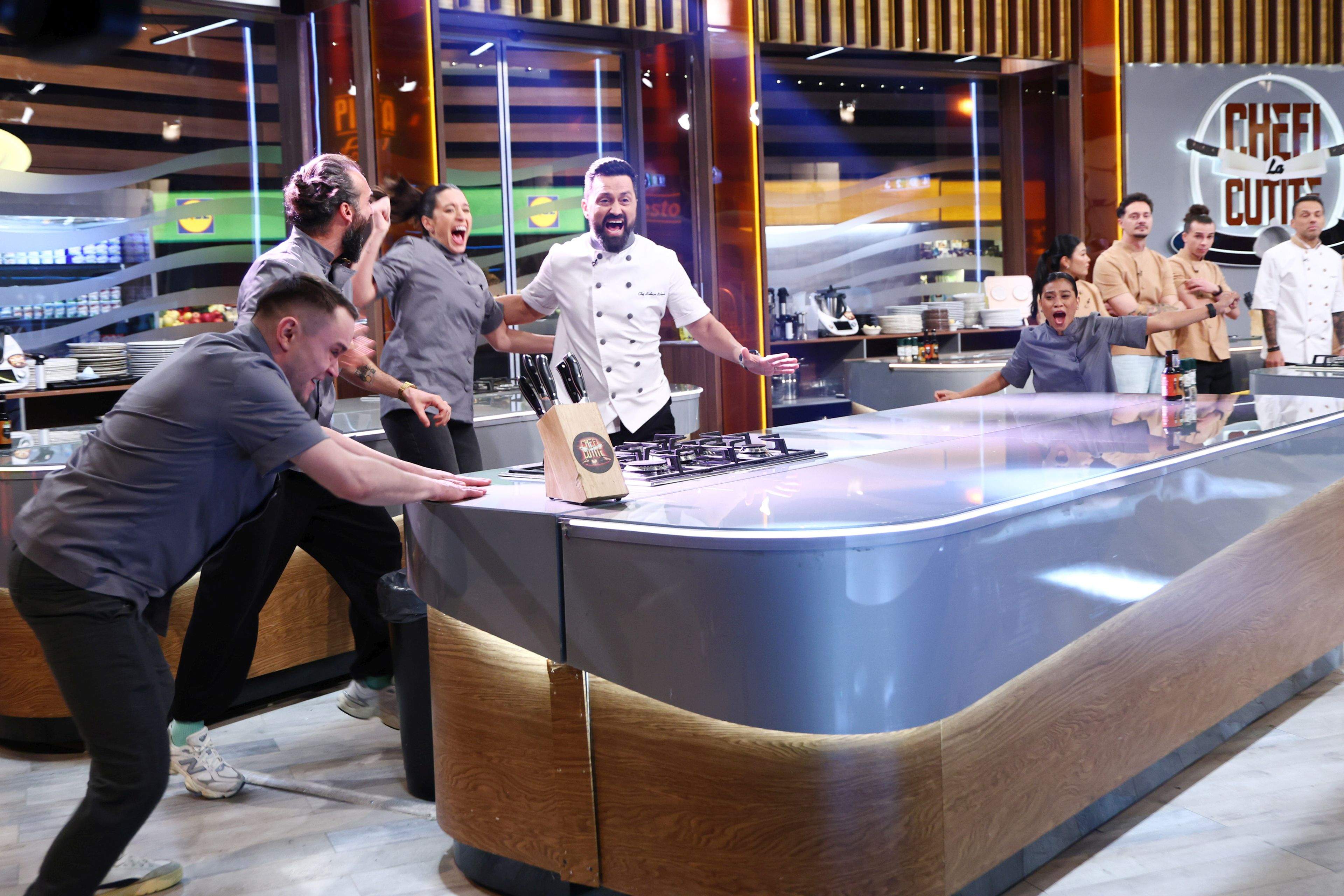 Chefi la cuțite, lider de audiență. Echipa lui Chef Orlando, din nou victorioasă. Diseară, confruntare intensă: Irina pune în joc puterea de a bloca cuțitele de aur!