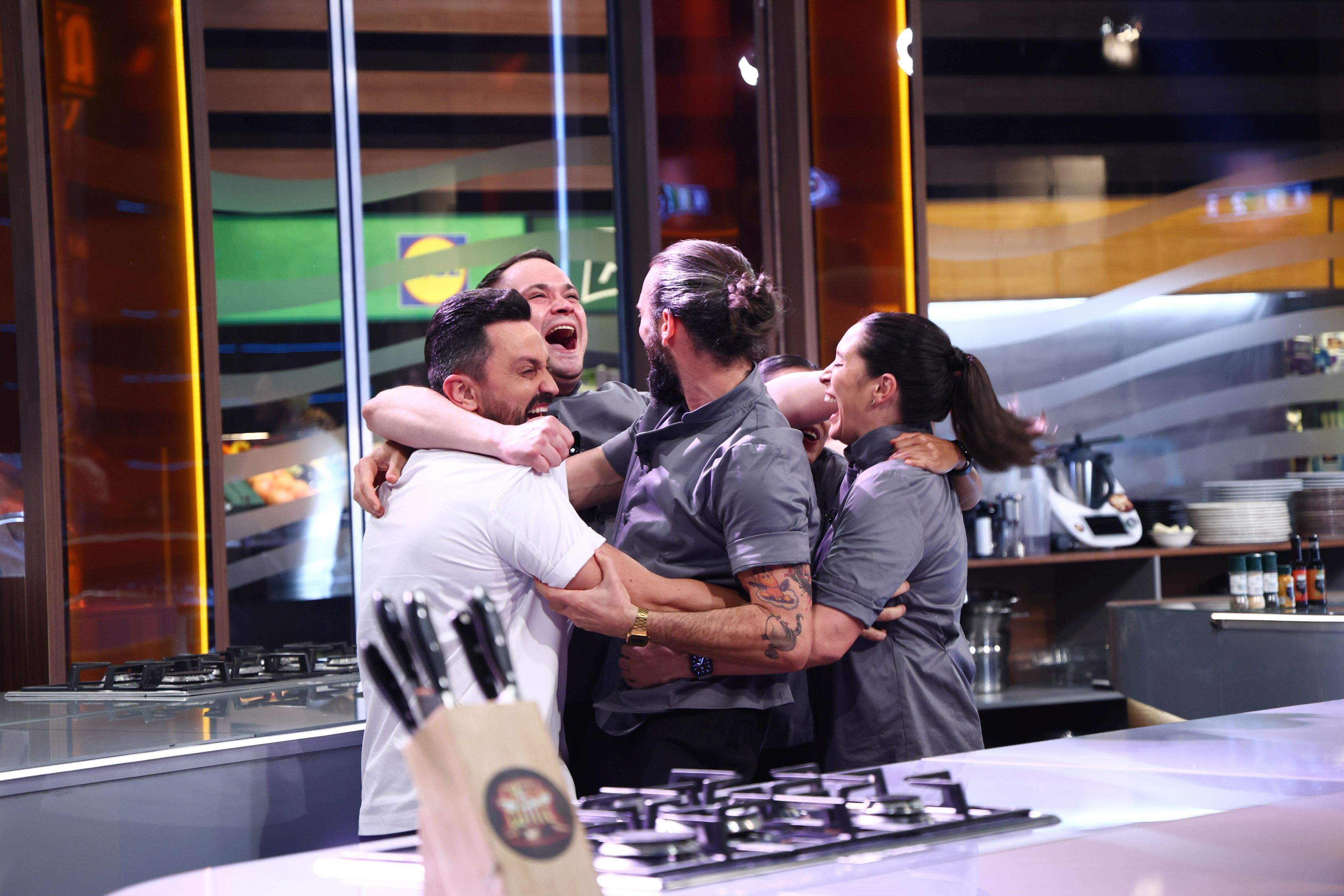 Chefi la cuțite, lider de audiență. Echipa lui Chef Orlando, din nou victorioasă. Diseară, confruntare intensă: Irina pune în joc puterea de a bloca cuțitele de aur!