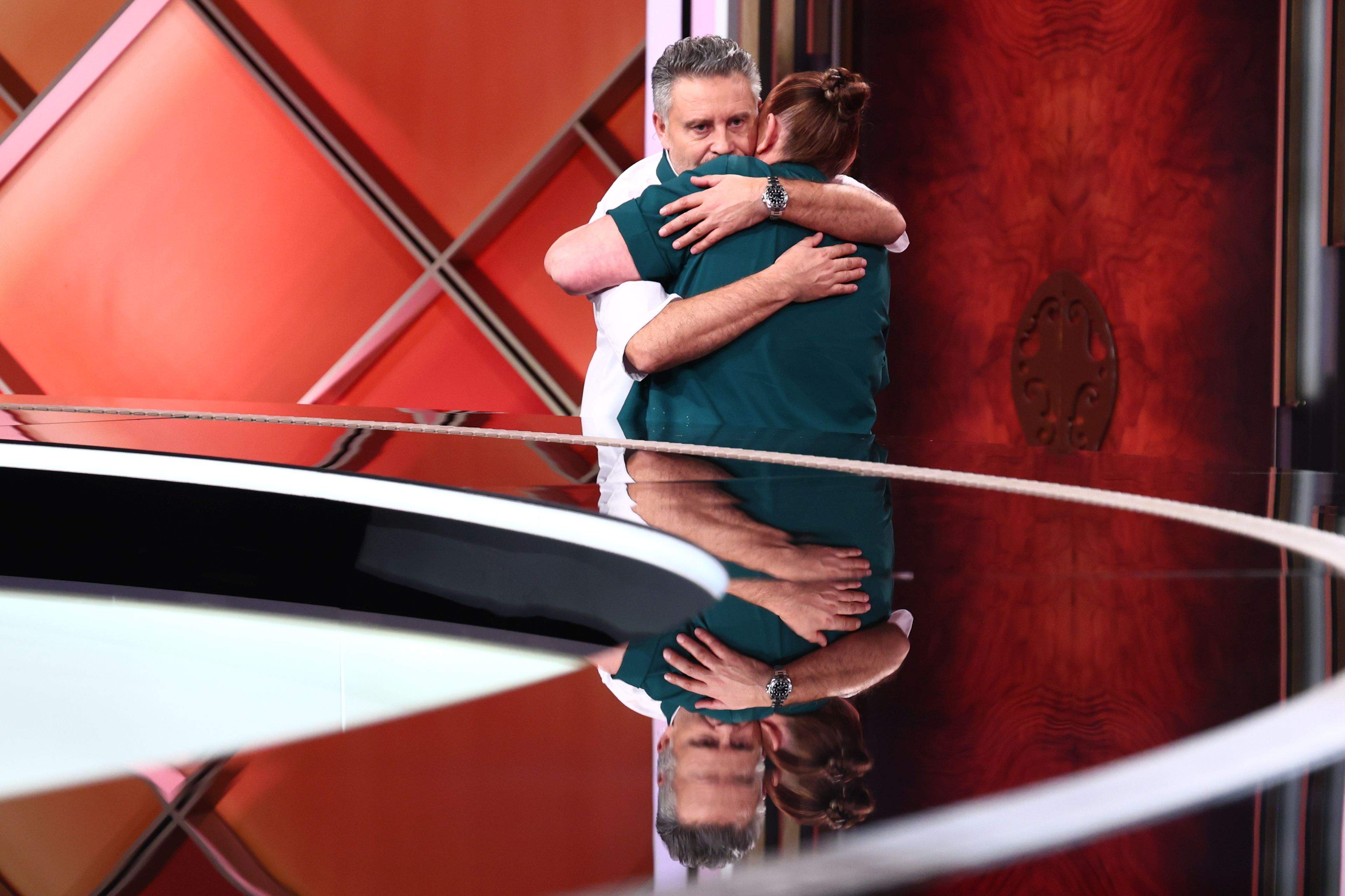 Chefi la cuțite, lider de audiență. Echipa lui Chef Orlando, din nou victorioasă. Diseară, confruntare intensă: Irina pune în joc puterea de a bloca cuțitele de aur!