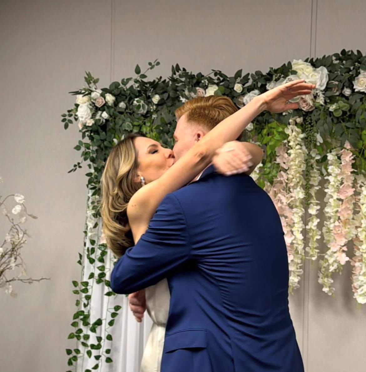 Cori Grămescu și soțul, îmbrățișați