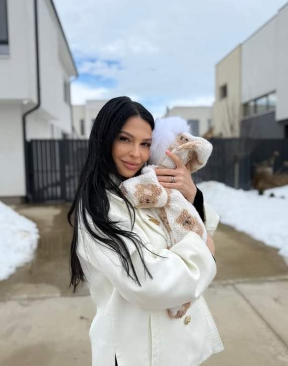 francisca si fetita in brate