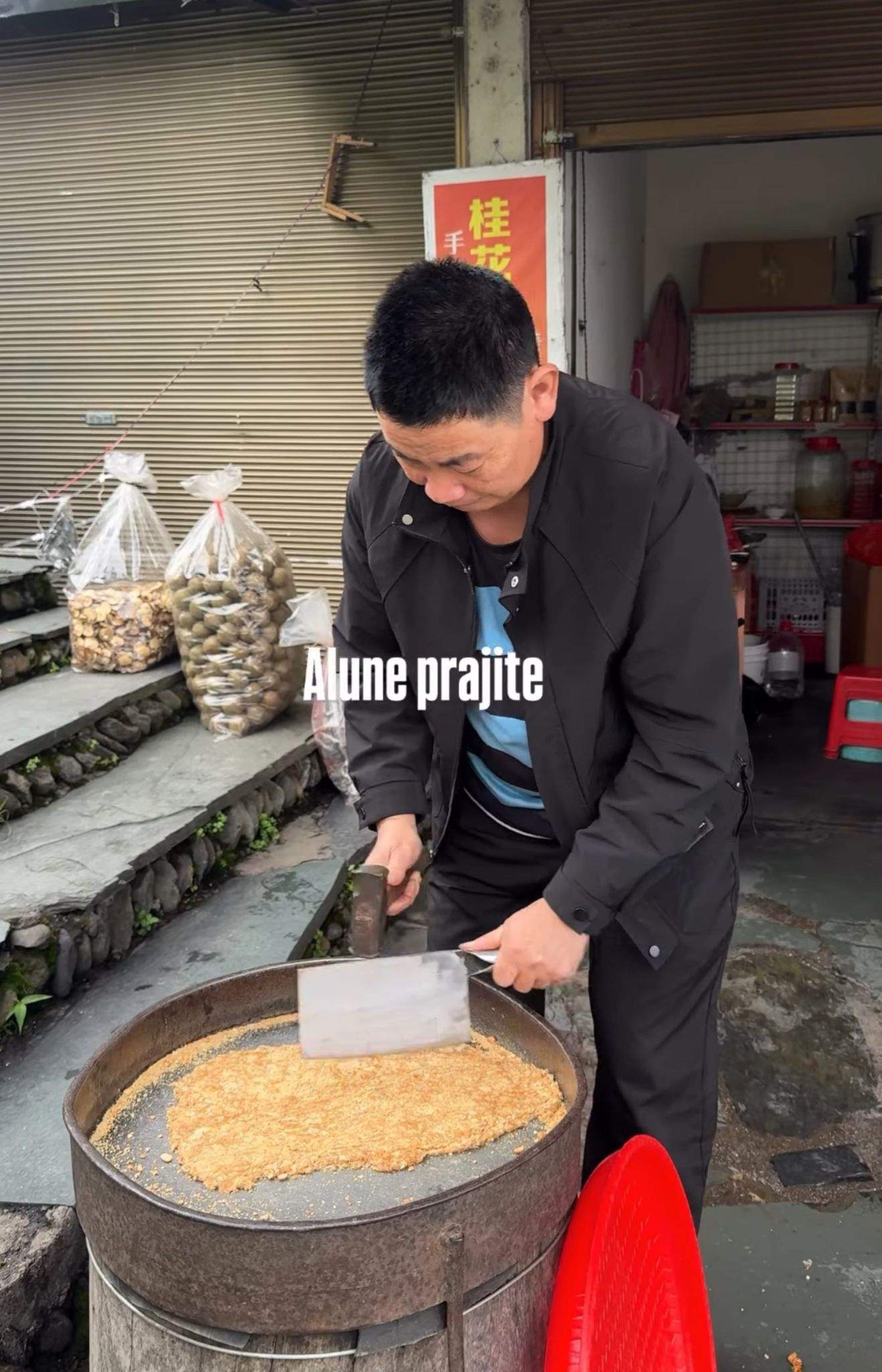 Un om prepară alune prăjite