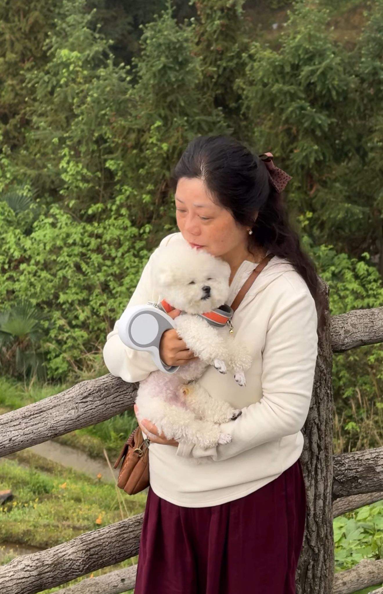 O femeie și cățelul ei