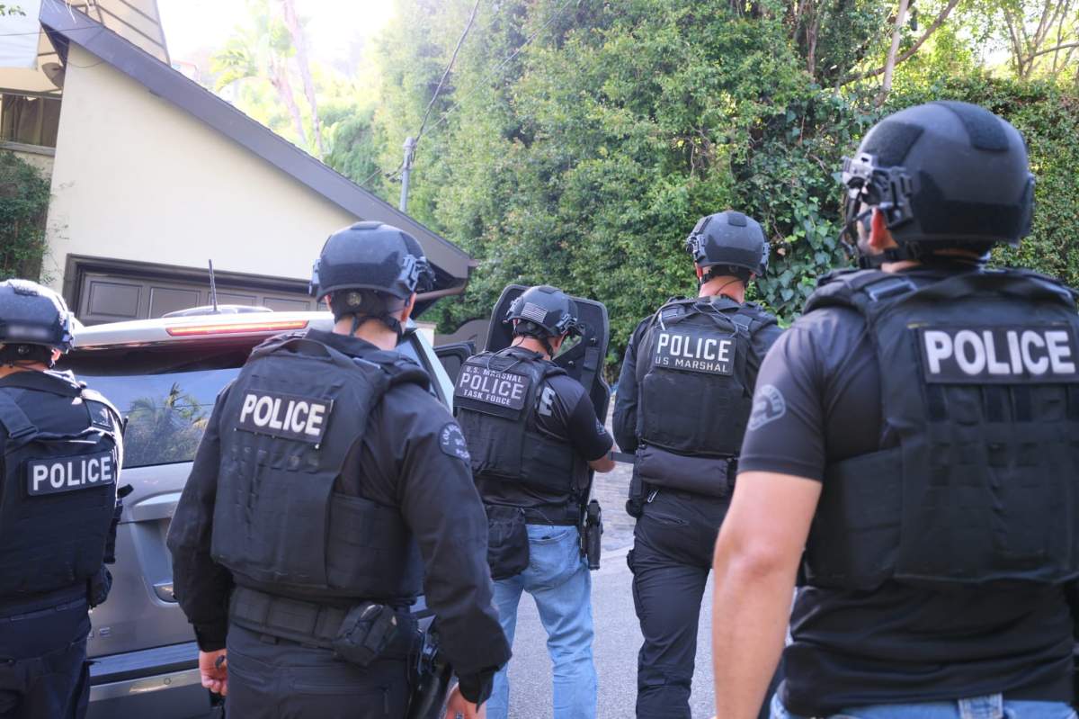 polițiști acasă la D4vid