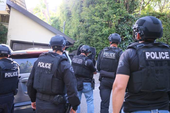 polițiști acasă la D4vid