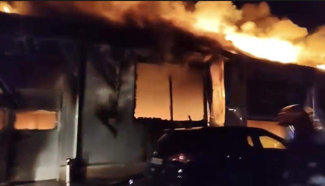 Tragedie în Galați: Explozie urmată de un incendiu violent la un service auto Tragedie în Galați: Explozie urmată de un incendiu violent la un service auto