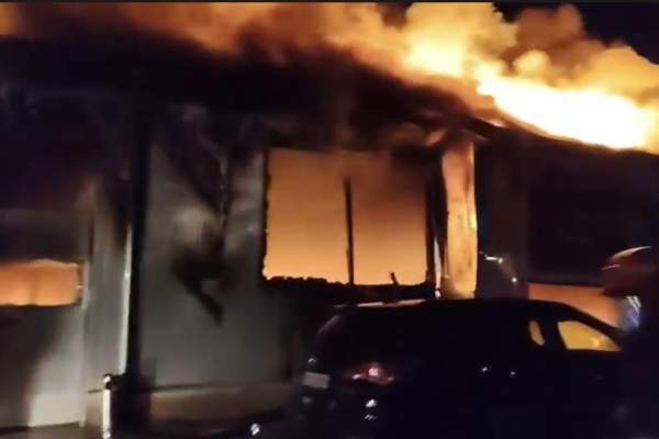 Incendiu violent la un service auto din Galați! O victimă este în stare extrem de gravă