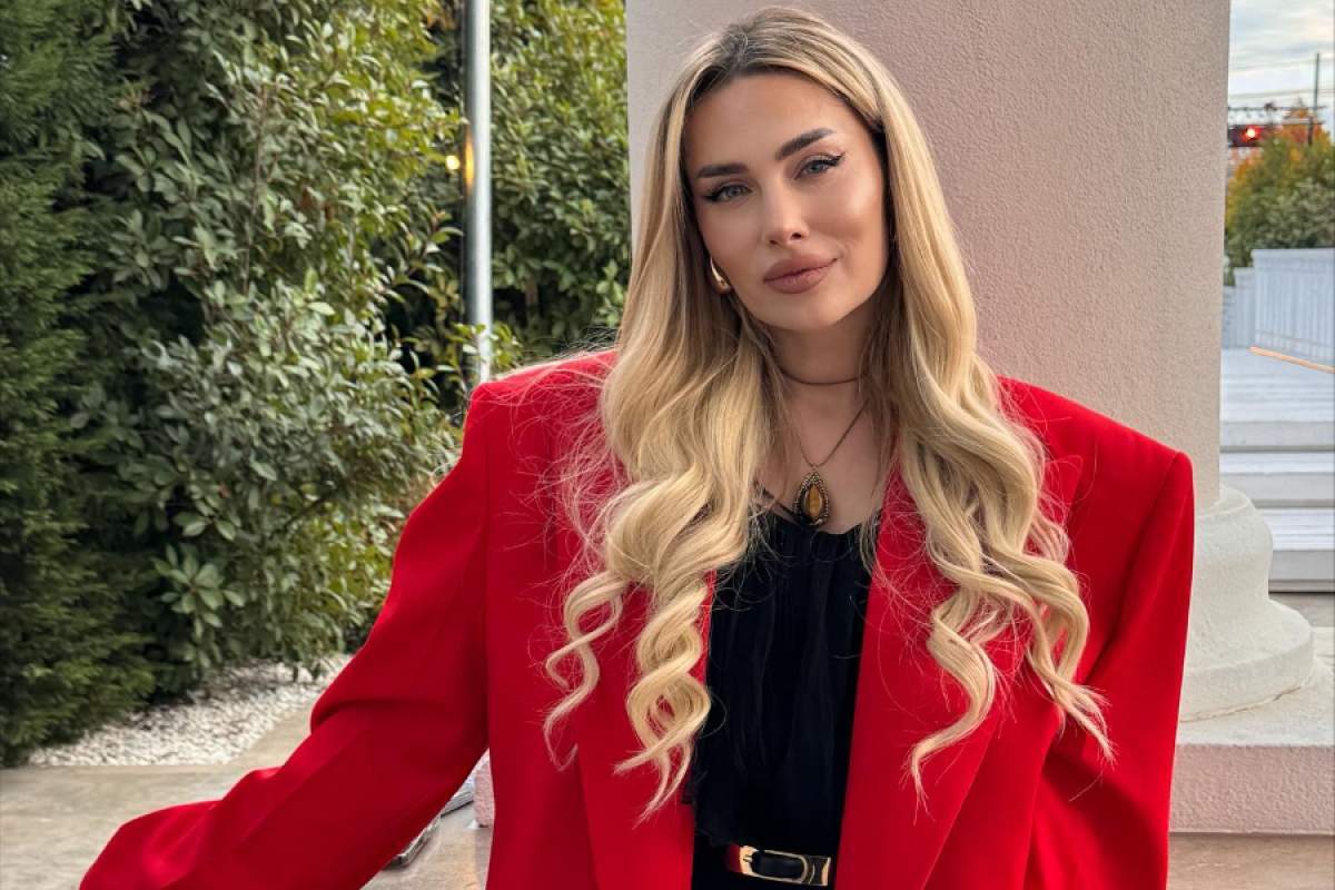 Oana Monea, în sacou roșu