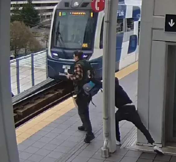 Momentul șocant în care un bărbat este împins pe șine înainte de sosirea trenului. Totul a fost filmat