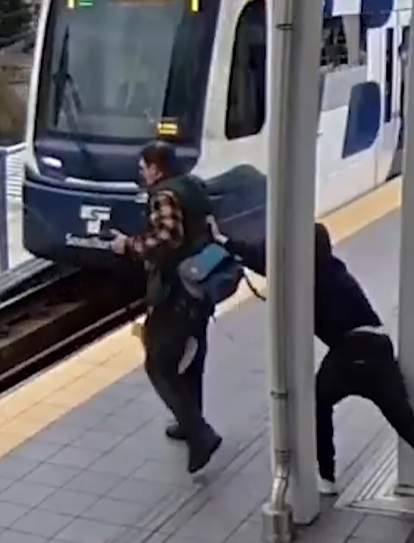 Momentul șocant în care un bărbat este împins pe șine înainte de sosirea trenului. Totul a fost filmat