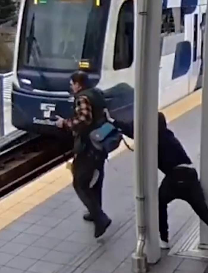 Momentul șocant în care un bărbat este împins pe șine înainte de sosirea trenului. Totul a fost filmat